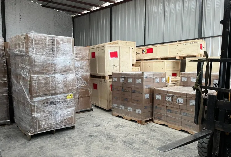 Pallets emplayados y cajas de madera guardados en el almacén.