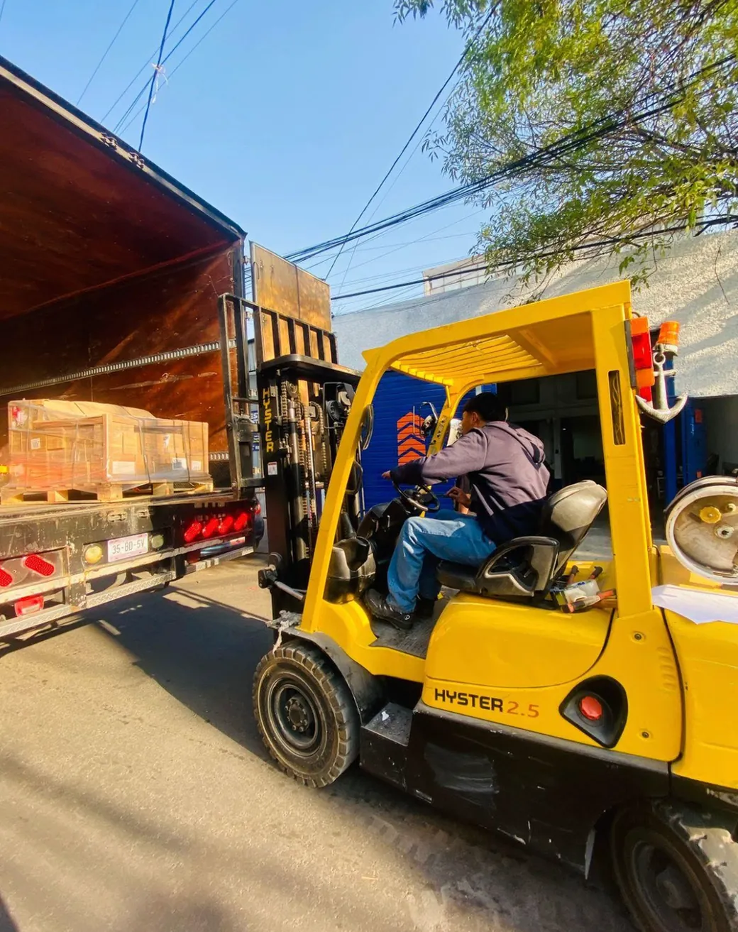 Operador de montacargas carga un pallet en una caja seca de GDL Transportes.